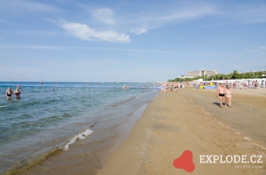 Moře u hotelu Sandy Beach